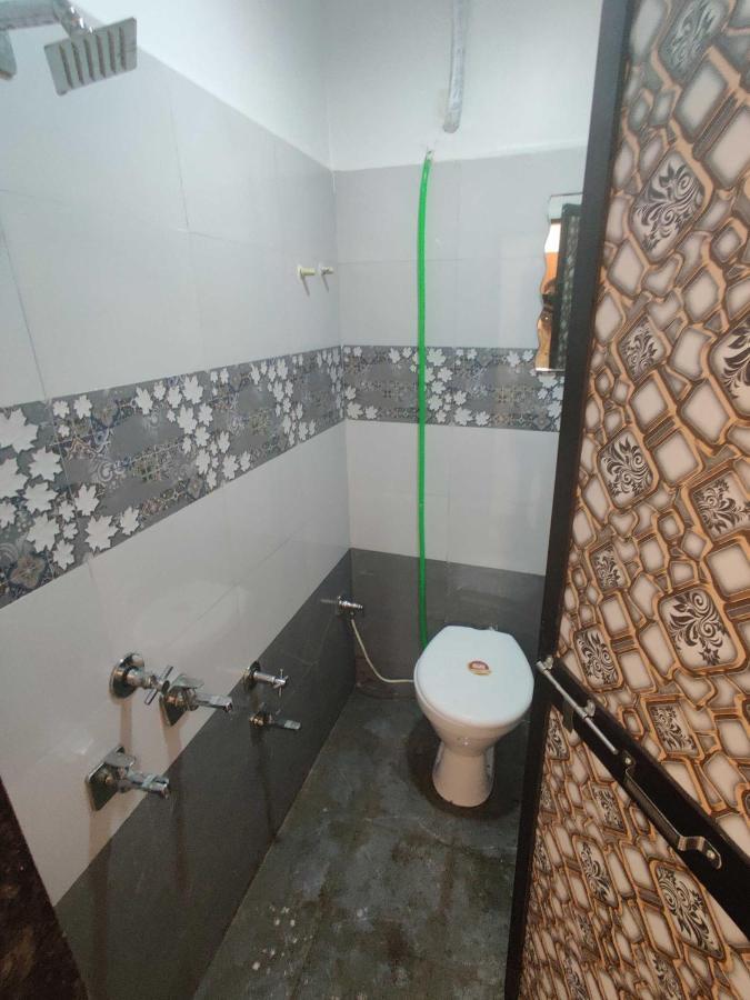 Oyo 91692 The You And Me Hotel Utrān Zewnętrze zdjęcie